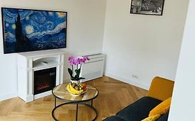 An Exceptional Apartment, 20 Min Paris, 10 Min Orly Airport, 30 Min Disney, 25 Min Versailles, Parking Free